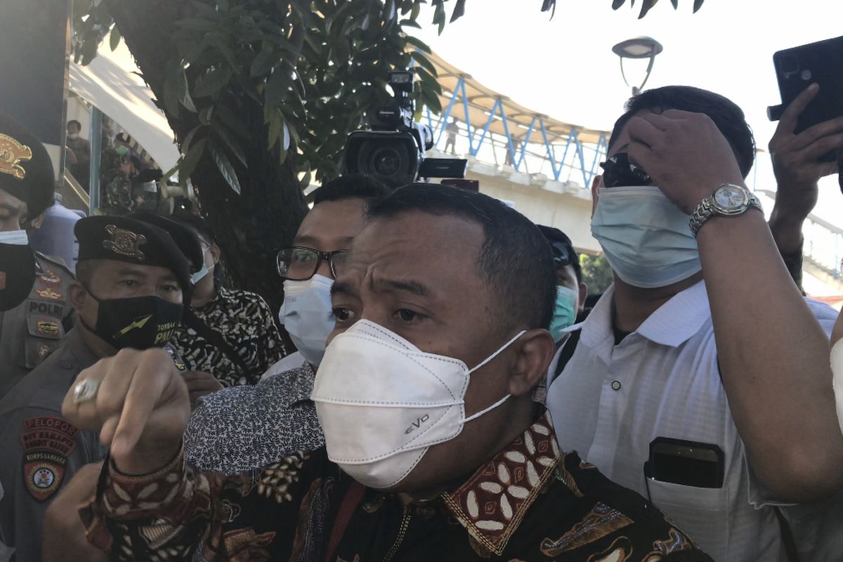 Adu mulut antara tim kuasa hukum terdakwa kasus kerumunan dan penghasutan Rizieq Shihab dan petugas Pengadilan Negeri Jakarta Timur terjadi di depan Pengadilan Negeri Jakarta Timur pada Jumat (26/3/2021) pagi.