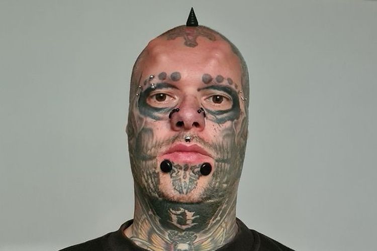 Sandro alias Mr Skull mencopot telinganya agar kepalanya mirip tengkorak.