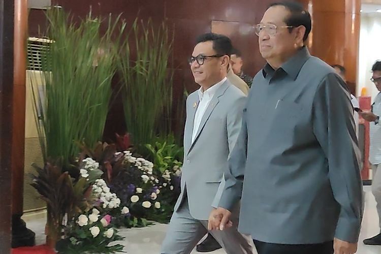 Gubernur Lemhannas Ace Hasan Syadzily (kiri) dan Presiden ke-6 RI Susilo Bambang Yudhoyono (SBY) (kanan) di Gedung Lemhannas, Jakarta, Senin (23/2/2026).