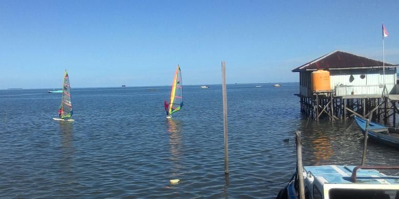 Selain berlatih perahu layar, Tanjung Batu juga jadi tempat latihan atlet selancar angin.