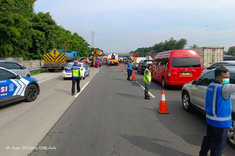Kecelakaan di KM 58 + 600 arah Jakarta Ruas Jalan Tol Jakarta-Cikampek pada hari Senin (08/04/2024) pukul 07.04 WIB. 
