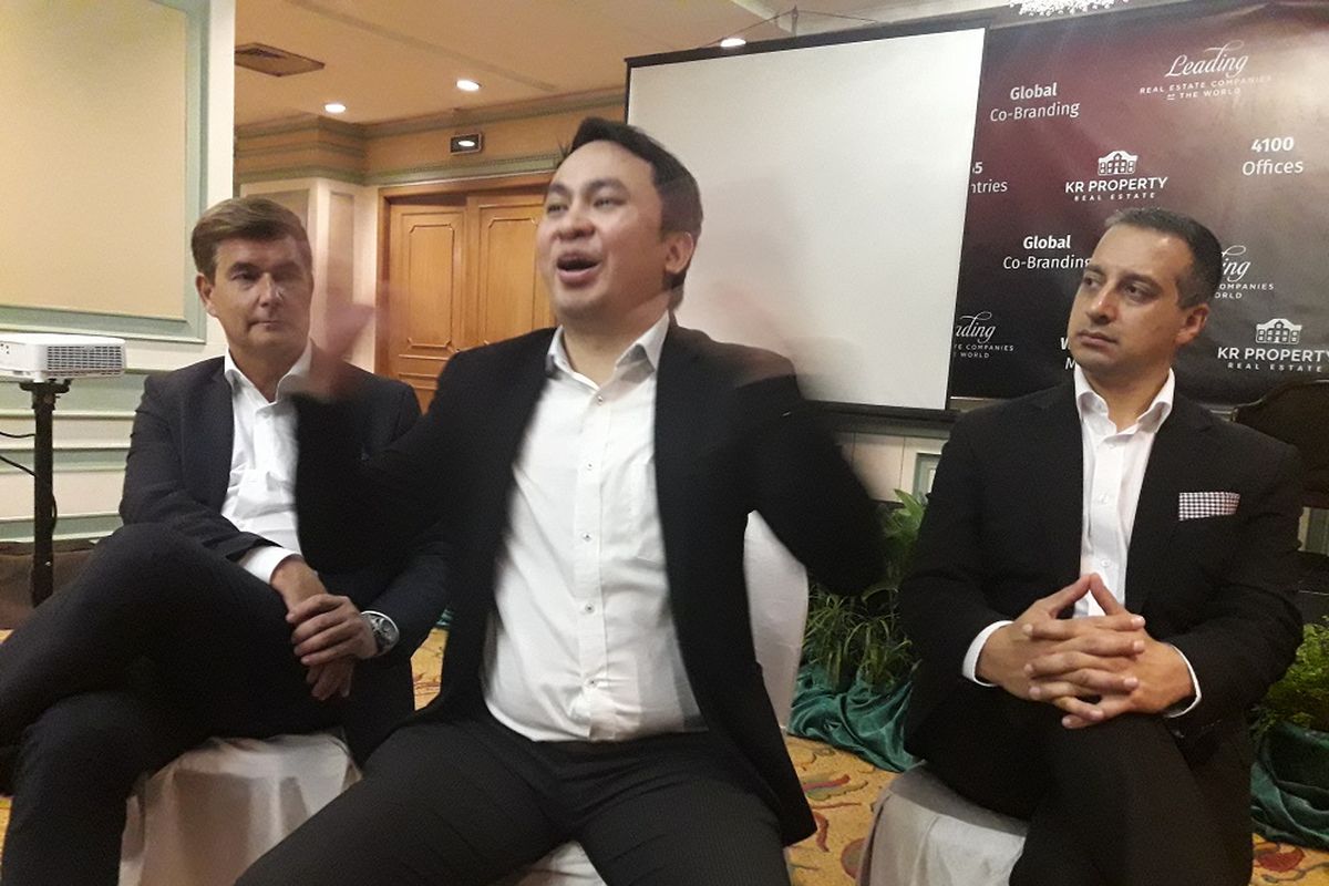 Executive Director KR Property Alvi Alexander mendampingi Executive Vice President Global Operations Leading RE Chris Dietz dan Director Business Development leading RE Parikshat Chawla, menjelaskan kerja sama brokerage kepada Kompas.com, di Jakarta, Selasa (17/4/2018).