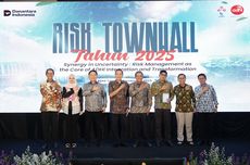 Rumah Kosong 30 Tahun, Petugas Damkar Sumenep Terjun Amankan Ular yang Bersarang