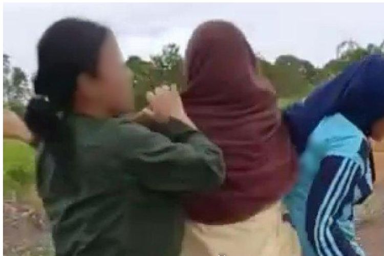 Sebuah video viral karena pemerannya adalah dua siswi SMP di Kabupaten Penajam Paser Utara sedang berkelahi. Mereka akan dipanggil pihak sekolah. 