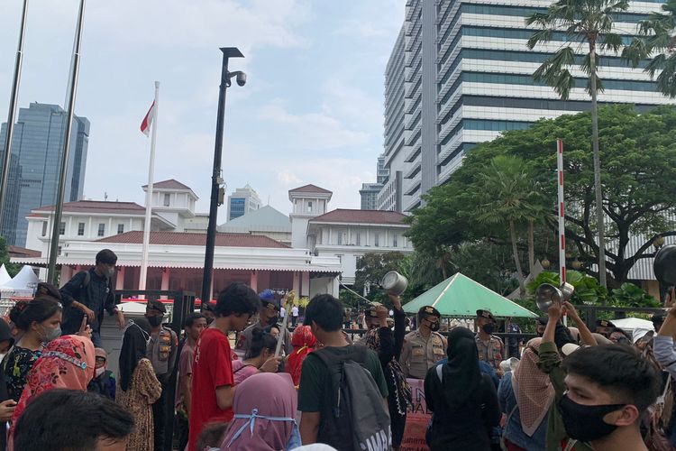 Aliansi masyarakat beratasnamakan KOPAJA menggelar aksi unjuk rasa dengan menyuarakan 9 isu permasalahan yang ada di Jakarta di depan Balai Kota DKI Jakarta, Jumat (14/10/2022).