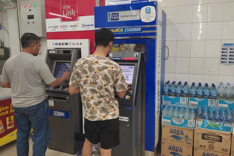 Kepanjangan ATM adalah automated teller machine. Di Indonesia, ATM kepanjangan dari anjungan tunai mandiri.