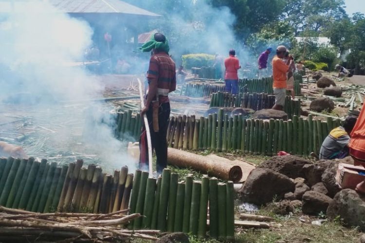 Warga dari lima rumah gendang di Kampung Mesi, Desa Ranakolong, Kecamatan Kota Komba, Kabupaten Manggarai Timur, Flores, NTT, Sabtu (20/10/2018) menggelar Tapa Kolo atau bakar nasi bambu saat dilangsungkan tradisi Kolo Kabe tahunan. Tradisi Kolo Kabe di Kampung Mesi di wilayah tanah ulayat Suku Sulit. 