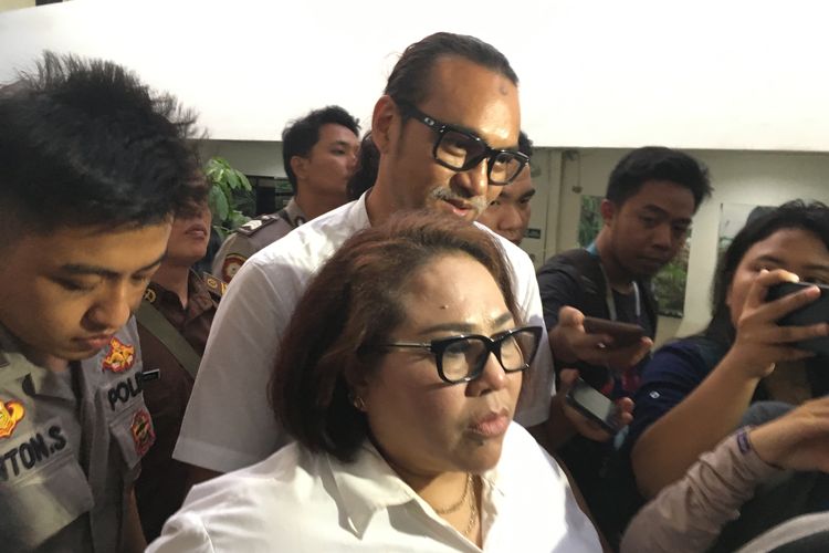 Komedian Nunung bersama sang suami, July Jan Sambiran saat ditemui di Pengadilan Negeri Jakarta Selatan, Rabu (23/10/2019).