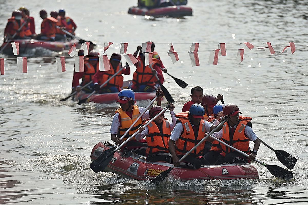 Sejumlah peserta mendayung perahu dalam perlombaan di Sungai Ciliwung, Pasar Baru, Jakarta Pusat, Jumat (16/8/2019). Pemerintah Kota Administrasi Jakarta Pusat menggelar lomba balap perahu dayung antar instansi untuk memeriahkan HUT Ke-74 Kemerdekaan RI.