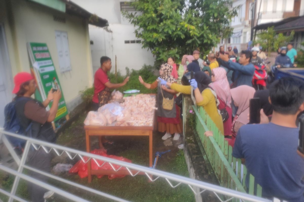 Pedagang ayam pasar Wates geruduk seorang pedagang luar kota yang jualan ayam dengan harga lebih murah dari pedagang lain di pasar Wates, Wates, kabupaten Kulon Progo, Daerah Istimewa Yogyakarta. Warga pasar merasa jualannya merusak pasaran.