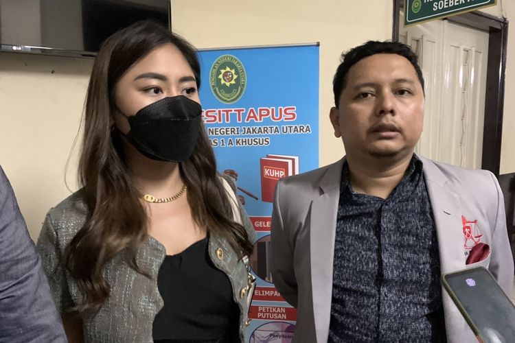 Selebgram Ayu Thalia dan kuasa hukumnya Pitra Romadhoni saat diminta keterangan usai persidangan di Pengadilan Negeri (PN) Jakarta Utara, Kamis (7/7/2022).