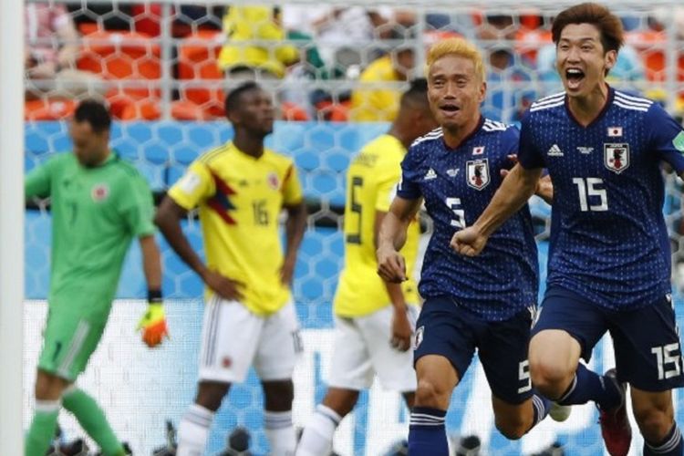 Yuya Osako dan Yuto Nagatomo merayakan gol Jepang ke gawang Kolombia pada pertandingan Grup H Piala Dunia 2018 di Saransk, 19 Juni 2018. 