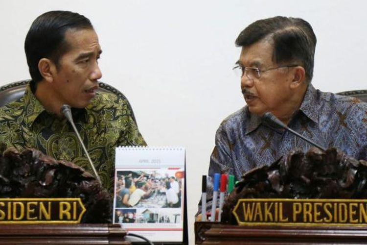 Presiden Joko Widodo dan Wakil President Jusuf Kalla saat memimpin rapat terbatas yang diikuti jajaran menteri di kantor presiden, Jakarta, Kamis (2/4/2015). Dengan tensi politik yang kian mendingin, pemerintah harus lebih fokus melakukan konsolidasi serta mewujudkan program-program untuk kesejahteraan rakyat.