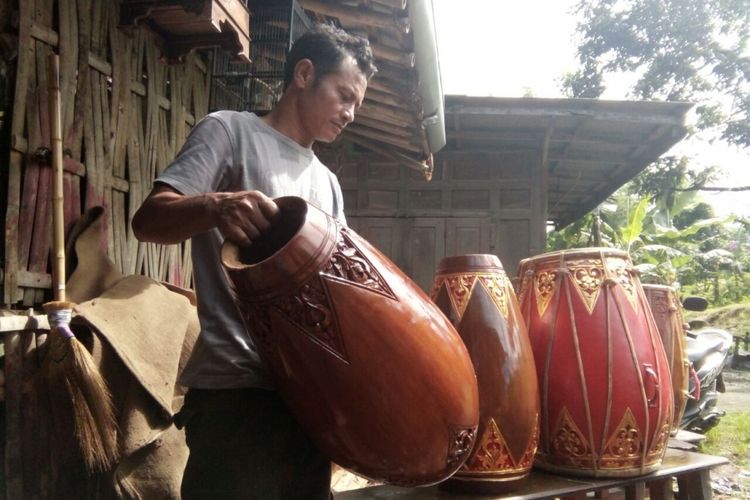 Sebelum dirakit dengan potongan kulit sapi, Maman menunjukkan badan kendang yang sudah selesai diproduksi. 