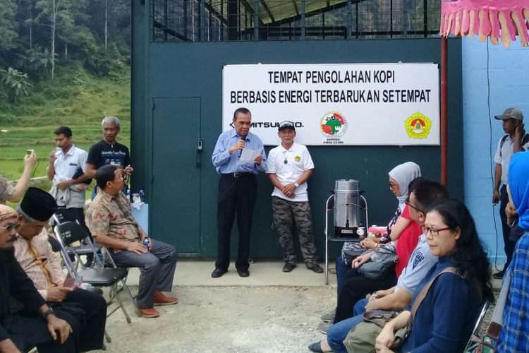 Kamaruddin Abdullah, Direktur Sekolah Pasca Sarjana Universitas Darma Persada (Unsada) saat pusat pengolahan kopi berbasis energi terbarukan di dusun Tangsi Jaya, Gunung Halu, Bandung Barat, Kamis (13/7/2017). 