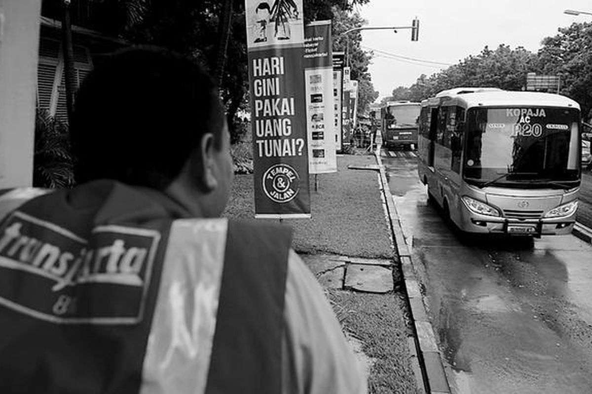 Bus kopaja AC P-20 melaju di jalur bus transjakarta menuju Halte Monas dalam uji coba integrasi bus reguler dan transjakarta, Selasa (22/1).