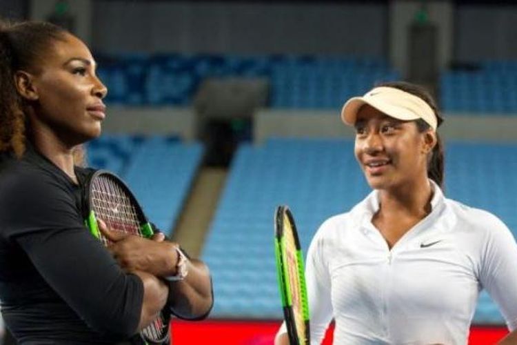 Destanee Aiava dari Australia (kanan) bersama pertenis idolanya, Serena Williams