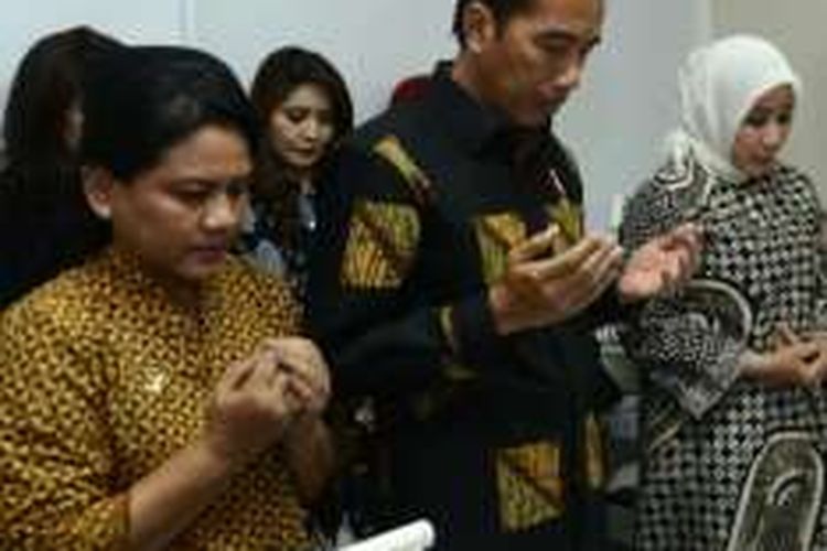 Presiden Joko Widodo dan Ibu Negara Iriana Jokowi berdoa di depan jenazah Ayahanda Kapolri Jenderal Tito Karnavian di RSCM, Jakarta, Kamis (27/10/2016). Foto: Biro Pers Media dan Informasi Sekretariat Presiden