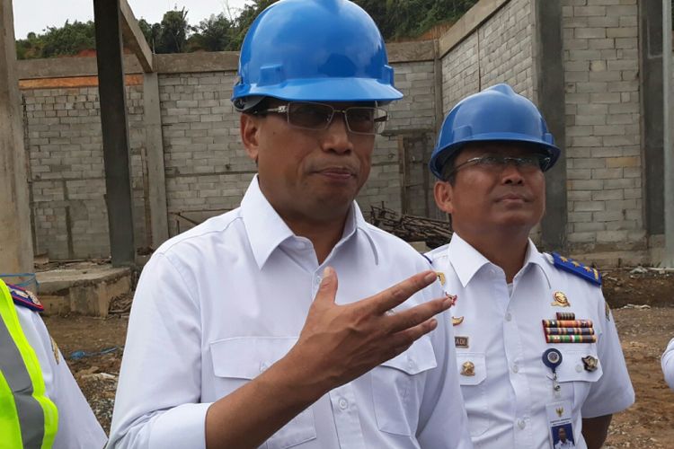 Menteri Perhubungan Budi Karya Sumadi meninjau proyek dry port Entikong, Kalimantan Barat, Jumat (23/2/2018).