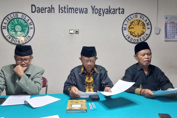 Ketum MUI DIY (Tengah) saat ditemui awak media di kantor MUI DIY, Kota Yogyakarta, Jumat (10/11/2023)
