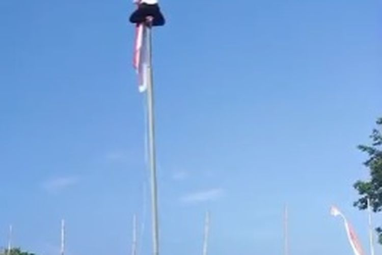 Siswanto salah satu petugas pengibar bendera pusaka merah putih dalam upacara HUT Kemerdekaan RI ke-80 di Desa Wagir Kidul, Kecamatan Pulung, Kabupaten Ponorogo yang manjat tiang bendera karena macet di tengah jalan.