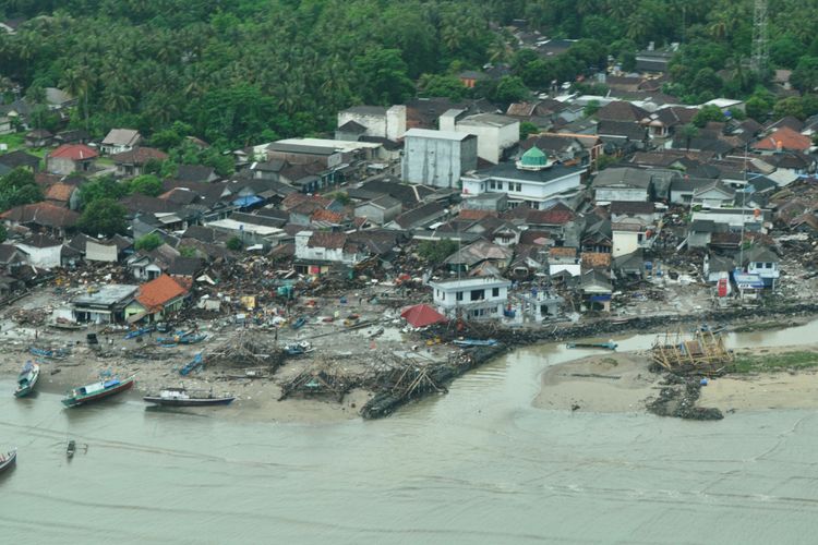 Pantauan udara dari pesawat Cesna 208B Grand Caravan milik Maskapai Susi Air yang menunjukan pemukiman di wilayah pesisir Banten porak poranda akibat terjangan tsunami. Sebagian perahu warga merangsek ke daratan lantaran terdorong gelombang tsunami