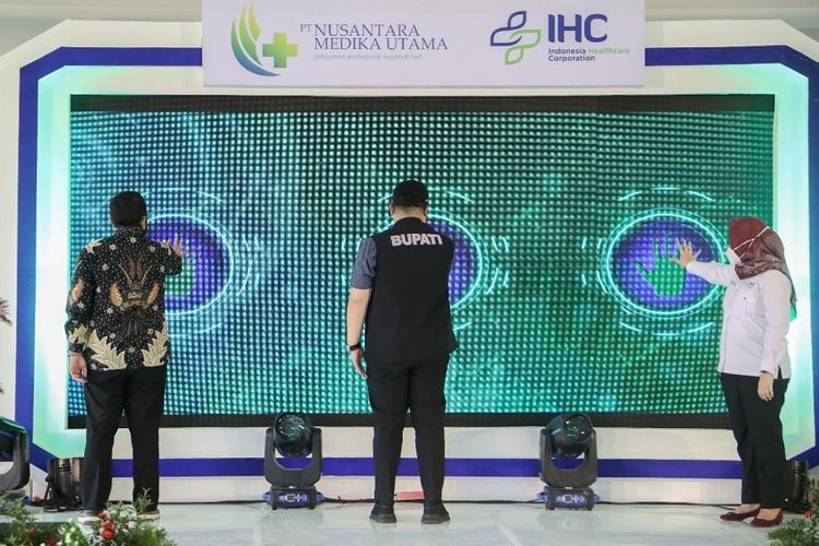 Simbolis penekanan tombol tanda resmi dibukanya gedung baru dan lab RS HVA 