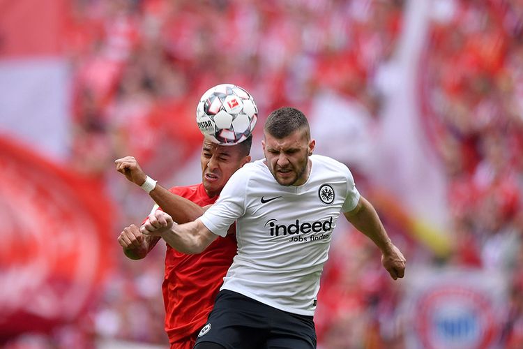 Ante Rebic dari Eintracht Frankfurt beradu sundulan dengan Thiago Alcantara dari Bayern Muenchen pada pertandingan Bundesliga di Allianz Arena, Jerman, Sabtu (18/5/2019). Bayern Muenchen berhasil memastikan gelar juara Bundesliga musim 2018-2019 setelah pada pekan terakhir atau ke-34 mengalahkan Eintracht Frankfurt dengan skor 5-1.