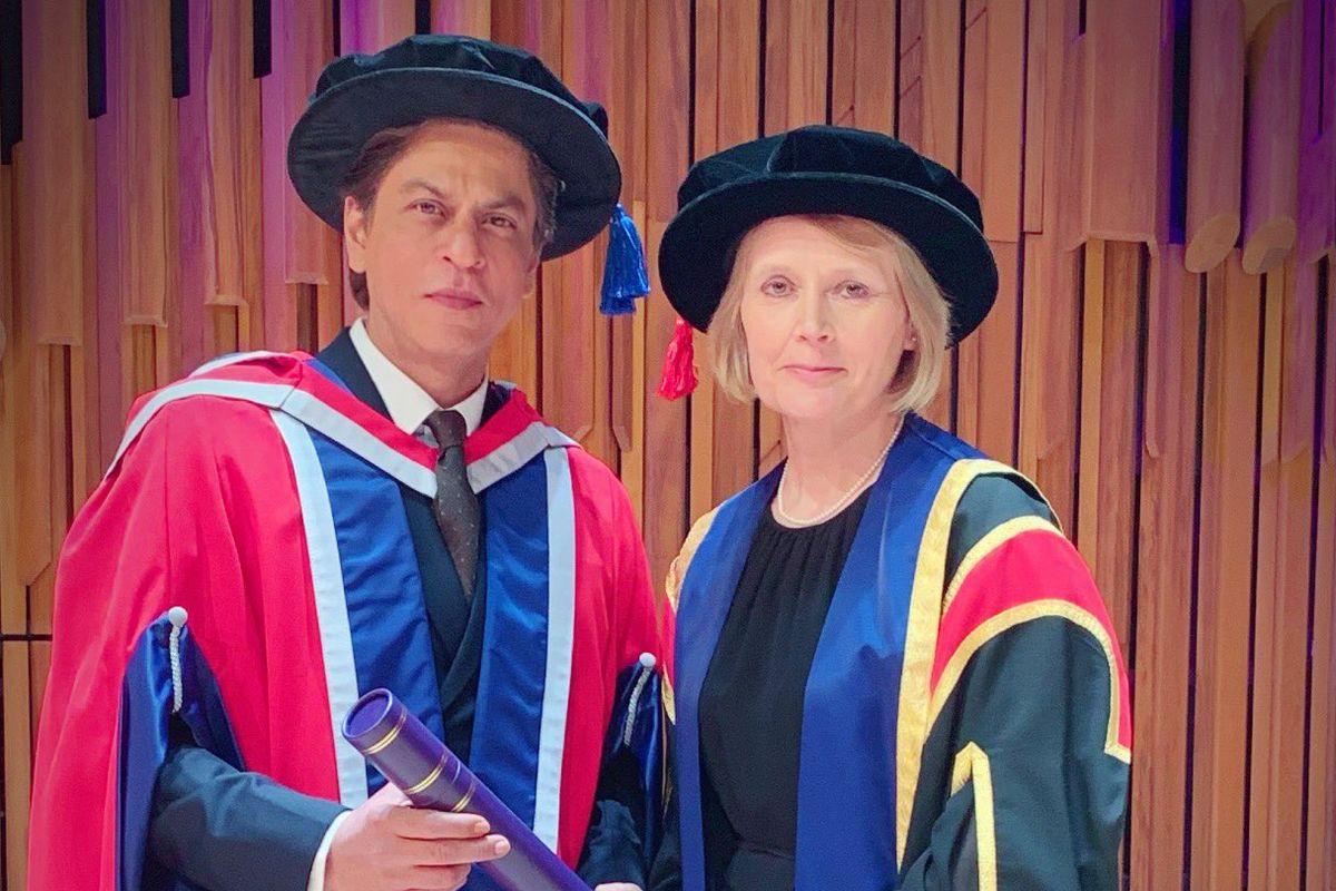 Shah Rukh Khan menerima gelar kehormatan doktor honoris causa dari University of Law.