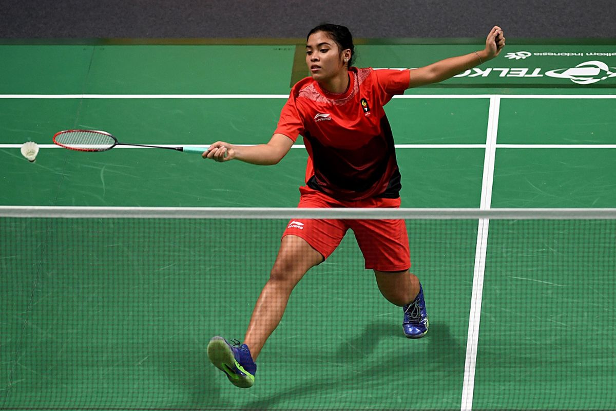 Pebulutangkis tunggal putri Indonesia Gregoria Mariska Tunjung mengembalikan kok ke arah lawannya pebulutangkis Hong Kong Ngan Yi Cheung pada pertandingan babak penyisihan grup beregu putri Asian Games XVIII di Istora Senayan, Jakarta, Minggu (19/8). 