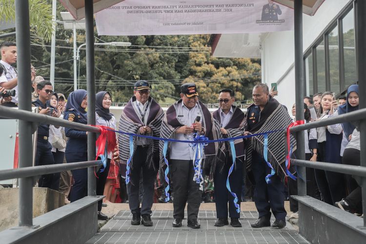 Bupati Dairi Eddy Keleng Ate Berutu meresmikan pengoperasian Pelabuhan Silalahi dan KMP Jurung-jurung di Silahisabungan, Dairi, Sumut, Rabu (22/11/2023).
