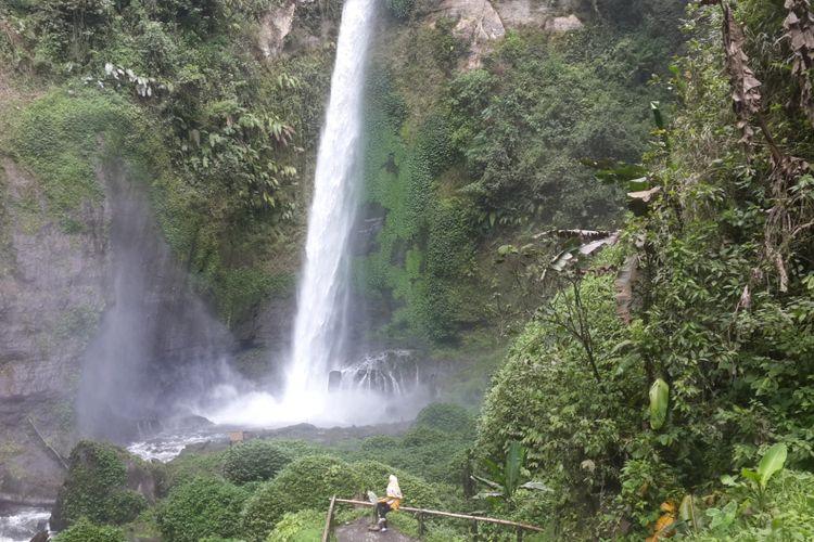 Pengunjung menikmati air terjun Coban Pelangi, Kabupaten Malang, Selasa (18/12/2018)