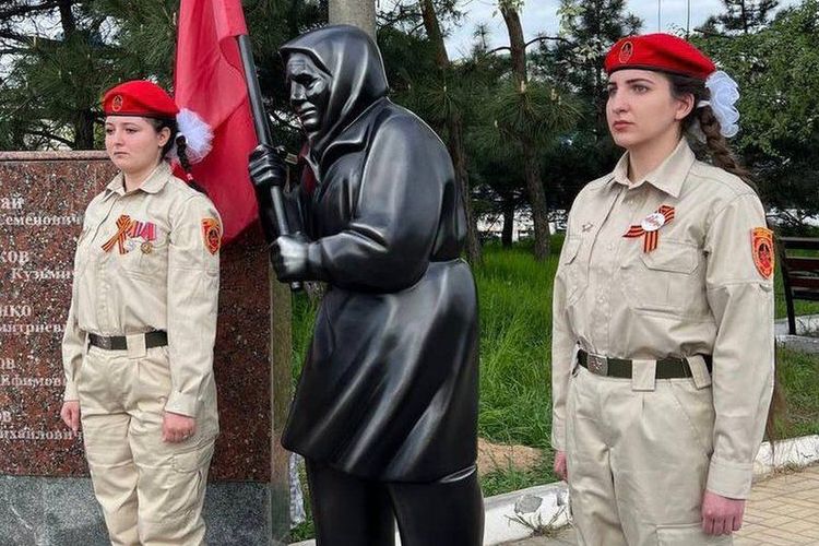 Patung Babushka Z di kota Mariupol yang telah direbut kembali oleh Ukraina.