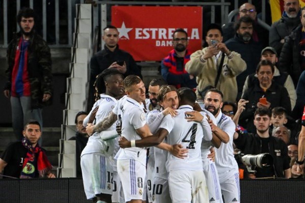 Striker Real Madrid, Karim Benzema, berselebrasi bersama rekan setimnya usai mencetak gol ke gawang Barcelona dalam semifinal leg kedua Copa del Rey 2022-2023. Laga Barcelona vs Real Madrid berlangsung di Stadion Camp Nou pada Kamis (6/4/2023) dini hari WIB. Terkini, Real Madrid akan melanjutkan perjuangan dengan melawan Osasuna pada final Copa del Rey. Final Real Madrid vs Osasuna bakal berlangsung di Estadio de La Cartuja, Sevilla, Spanyol, pada Minggu (7/5/2023) dini hari WIB. (Foto oleh LLUIS GENE / AFP)
