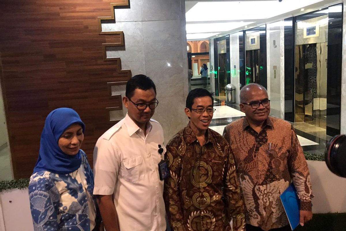 Direktur Utama PLN Zulkifli Zaini (kedua dari kanan) di Kementerian BUMN, Jakarta, Senin (23/12/2019).