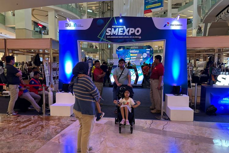 Pengunjung memadati acara Pertamina Small Medium Enteprise Expo (SMEXPO) 2023 di Mal Gandaria City, Kebayoran Lama, Jakarta, Sabtu (4/11/2023). Pertamina SMEXPO 2023 mengangkat tema ?Melangkah dari Lokal ke Global? dan digelar secara daring dan luring di empat kota di Indonesia. Sejumlah produk buatan penyandang disabilitas dipamerkan dan dipromosikan dalam pameran Pertamina SMEXPO 2023.