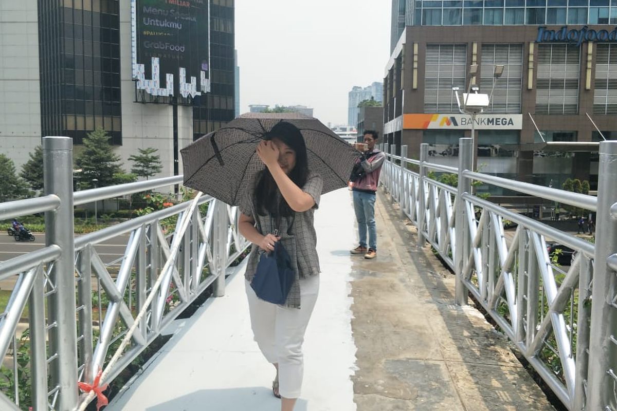 Putri, pejalan kaki yang melintas di JPO Sudirman, Jakarta Pusat, Rabu (6/11/2019).