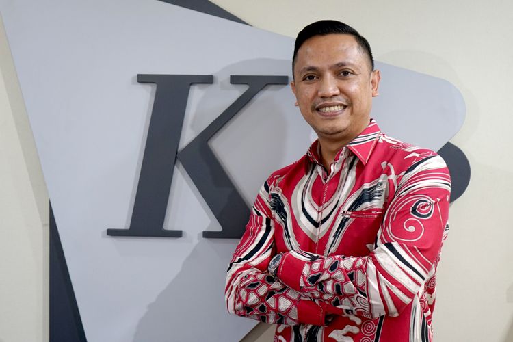 Ketua Tim Penasehat Hukum Bharada E Ronny B Talapessy berpose seusai menjadi narasumber di Kompas.com, Jakarta, Selasa (7/2/2023).