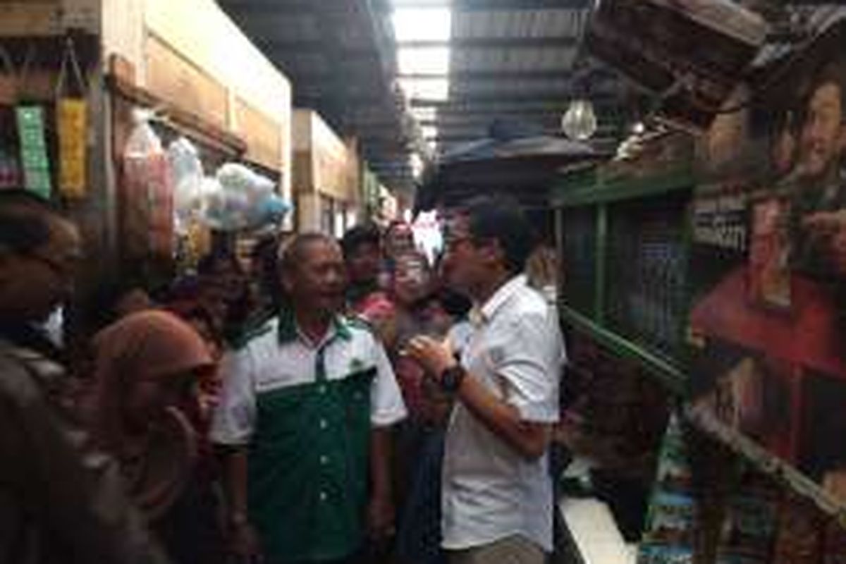 Bakal calon wakil gubernur DKI Sandiaga Uno mendatangi pedagang Pasar Cakung, Jakarta Timur, Kamis (20/10/2016)