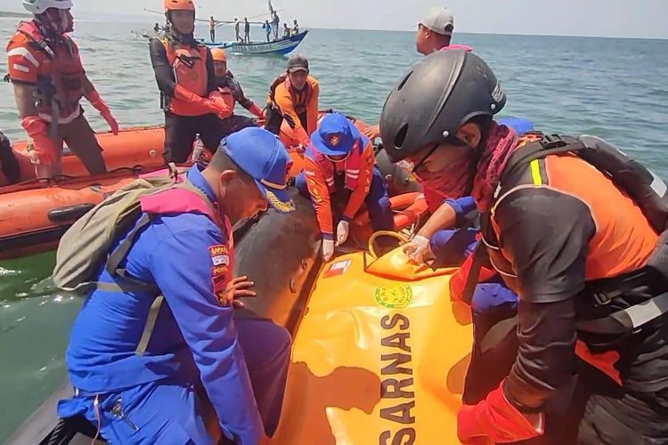 Tim SAR gabungan saat mengevakuasi korban dari laut
