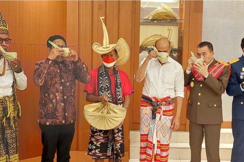 Saat Martinus Sajikan Tuak Manis Pakai Daun Lontar untuk Menteri PDTT dan Gubernur NTT