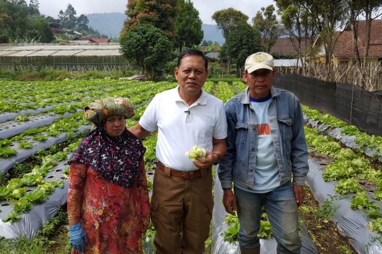 Calon Gubernur Jawa Barat Sudrajat melakukan dialog dengan para petani di Desa Cibodas, Kecamatan Lembang, Kabupaten Bandung Barat, Jumat (9/3/2018).