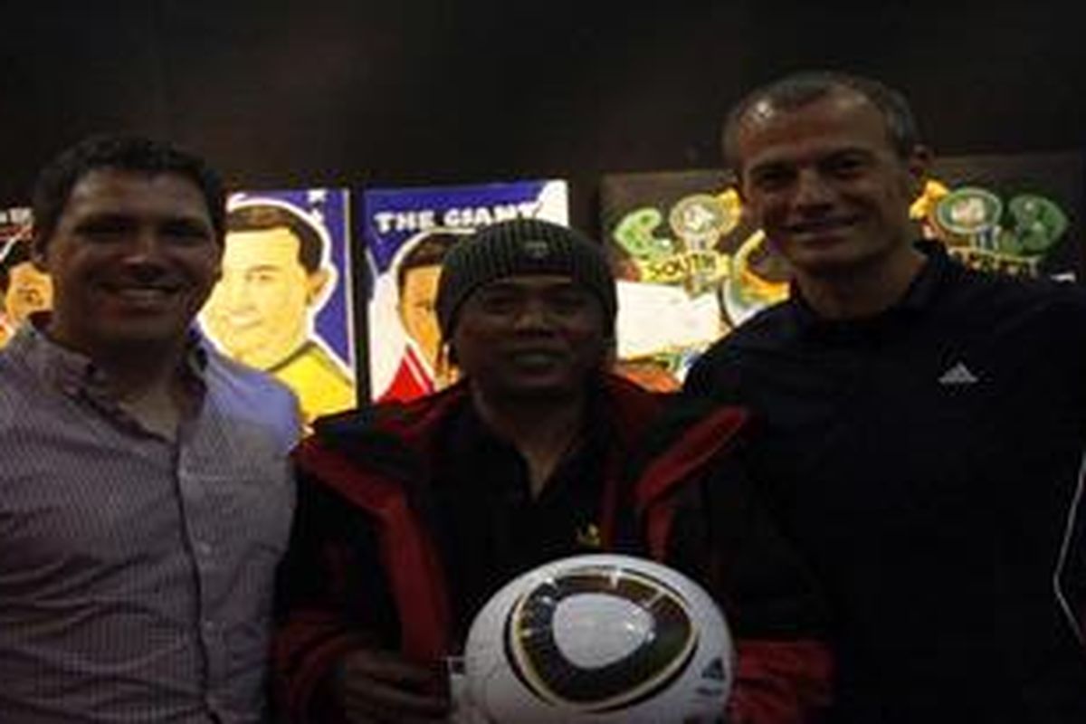 Perancang Jabulani (bola Piala Dunia 2010), Hans-Peter Nuernberg (kanan) dan peneliti Jabulani dari Universitas Loughboroug (Inggris), Dr Andy Harland, berpose bersama Kompas.com.