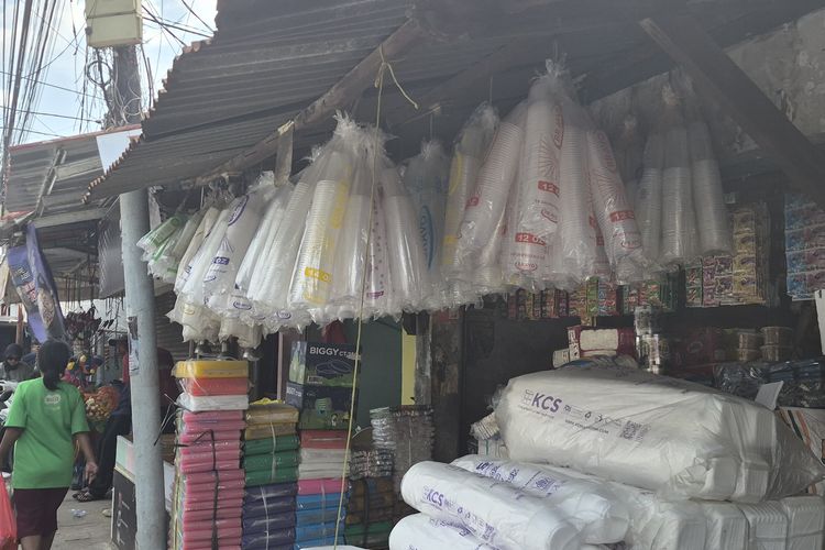 Naik hingga 50 Persen, Kapan Harga Plastik Turun?