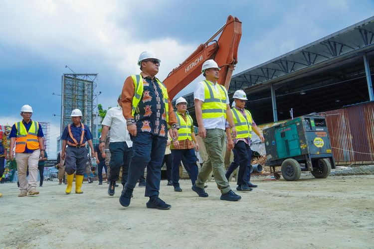 Walikota Medan Bobby Nasution saat meninjau Lapangan Merdeka Medan, Jum'at (30/8/2024) siang.