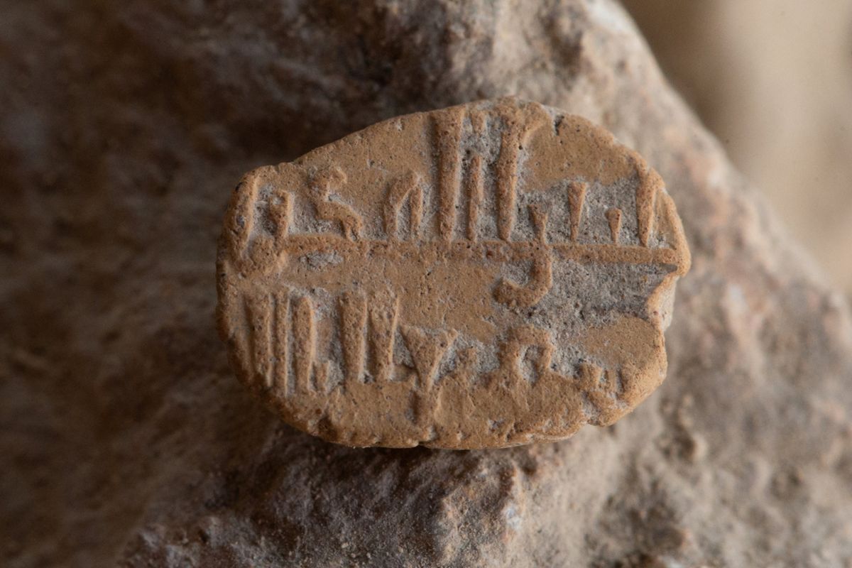Jimat doa berbahasa arab ini ditemukan arkeolog di situs sejarah tertua di Yerusalem. Para ahli memprediksi usianya 1.000 tahun.