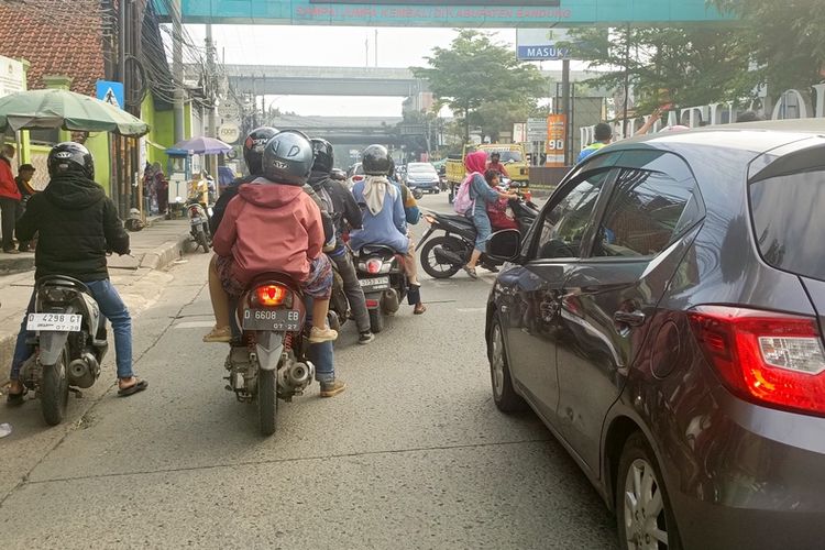 Suasana kemacetan di Jalan Raya Bojongsoang, Kabupaten Bandung, Jawa Barat, Jumat (20/6/2025)
