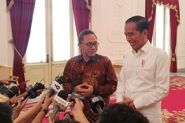 Ketua Umum Partai Amanat Nasional Zulkifli Hasan diterima Presiden Joko Widodo di Istana Merdeka, Jakarta, Senin (14/10/2019). 