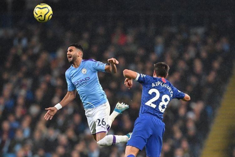 Riyad Mahrez dan Cesar Azpilicueta berduel di udara pada pertandingan Manchester City vs Chelsea dalam lanjutan Liga Inggris di Stadion Etihad, 23 November 2019. 