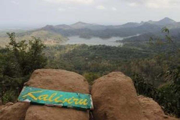 Pemandangan Waduk Sermo dilihat dari Bukit Kalibiru, Desa Hargowilis, Kecamatan Kokap, Kulon Progo, Daerah Istimewa Yogyakarta, Sabtu (23/8/2015).